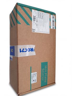une boîte en carton sur laquelle sont apposés une étiquette et un autocollant