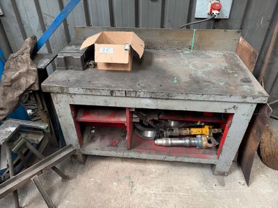 une table sur laquelle est posée une boîte, dans un garage