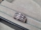 une bague qui se trouve dans une boîte sur une table
