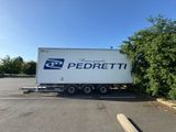 un camion de livraison garé sur un parking