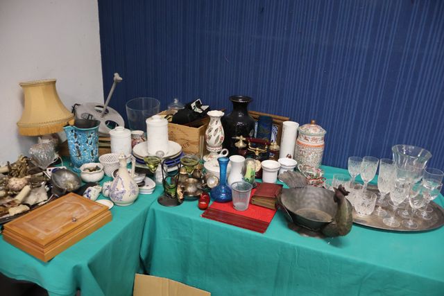 Important lot de bibelots, vaisselles, vases, lampe et divers