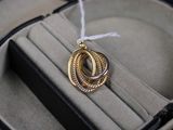 une bague dans un écrin à bague, attachée à un cordon blanc