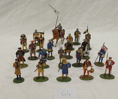 un grand nombre de figurines posées sur une table