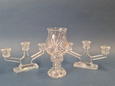 un candélabre en verre muni d'un bougeoir
