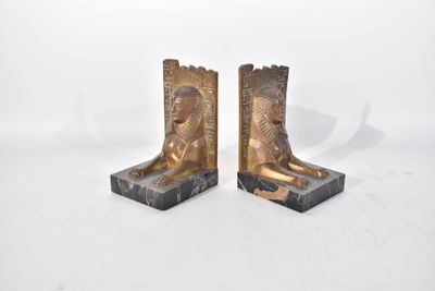 paire de serre-livres anciens en laiton représentant des déesses égyptiennes