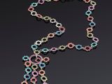 un collier composé de chaînes multicolores sur fond noir