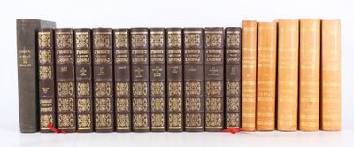 plusieurs livres sont alignés sur une surface blanche