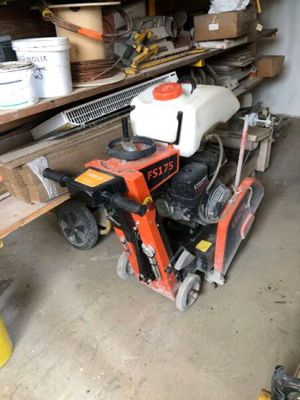 une petite machine qui se trouve dans le garage