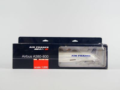 une boîte représentant des avions d'Air France posée sur une surface blanche