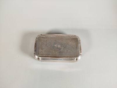 une vieille assiette en argent ornée d'un petit motif rectangulaire
