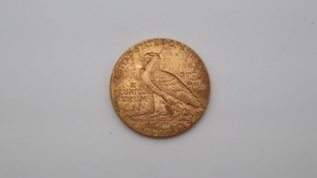 Une pièce de monnaie en or à valeur faciale de cinq dollars USA t...