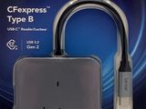 un gros plan d'un cadenas métallique posé sur une carte