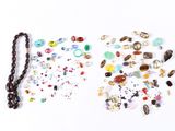 beaucoup de perles, encore et encore, sur un fond blanc