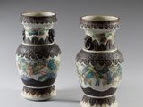 paire de vases chinois avec des oiseaux et des fleurs peints dessus