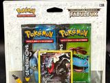 deux cartes Pokémon dans un étui en plastique posé sur une surface noire