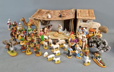 de nombreuses figurines de différents types et tailles sur la table