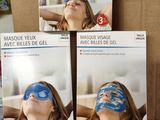 trois livres posés sur une table, avec la photo d'une femme portant un masque