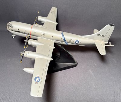 une maquette d'avion posée sur une table