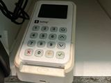 un téléphone portable posé sur une étagère