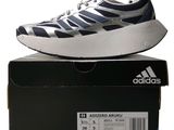 une boîte sur laquelle est posée une paire de chaussures
