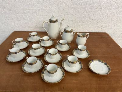 plusieurs tasses et soucoupes posées sur une table