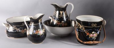 quatre vases et bols noirs et blancs posés sur la table