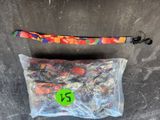 un sac de bonbons et un sac de bonbons par terre
