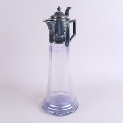 un pichet en verre surmonté d'une théière