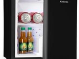 un mini-réfrigérateur noir contenant deux bouteilles de soda et deux canettes de soda