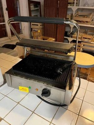 un barbecue posé par terre dans la cuisine
