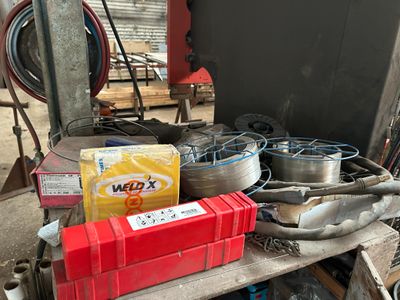 une boîte à outils rouge posée sur un établi