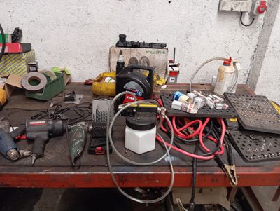 une table sur laquelle se trouvent de nombreux outils