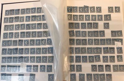 un grand nombre de timbres qui sont sur la table