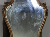 un miroir posé sur une table