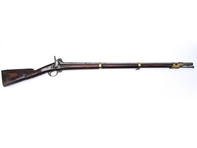 un fusil à canon en bois et à garnitures en laiton