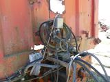 une petite locomotive attelée à l'arrière d'un wagon