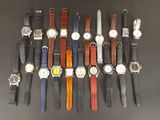 un grand nombre de montres posées sur une table