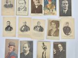 Plusieurs vieilles photos d'hommes et de femmes sont accrochées au mur
