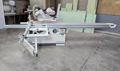 une machine qui se trouve dans un garage