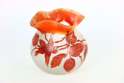 un vase blanc orné d'un motif rouge et blanc