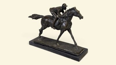 statue en bronze représentant un jockey à cheval, posée sur un socle en marbre