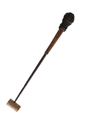 une vieille batte de baseball avec un manche en bois sur fond blanc