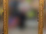un miroir posé sur une table devant un mur