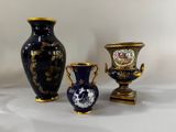 trois vases posés l'un à côté de l'autre sur une table