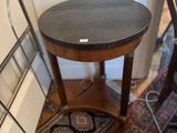 une petite table au plateau noir, dans un coin de la pièce