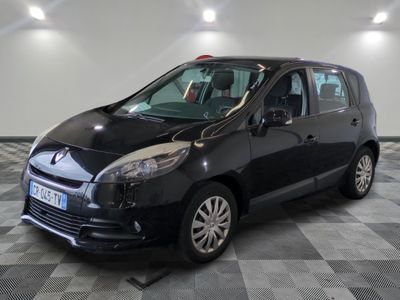 la petite voiture noire est garée sur un sol en damier