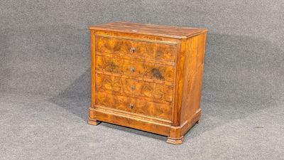 une petite commode en bois sur fond gris