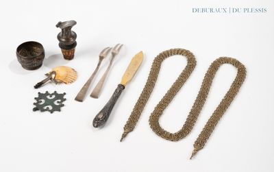 un grand nombre d'objets posés sur une table