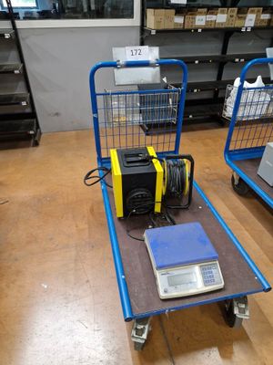 un chariot bleu sur lequel se trouve un ordinateur portable et un chariot bleu sur lequel se trouve un ordinateur portable