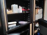 un bureau avec un ordinateur et une chaise dans une pièce